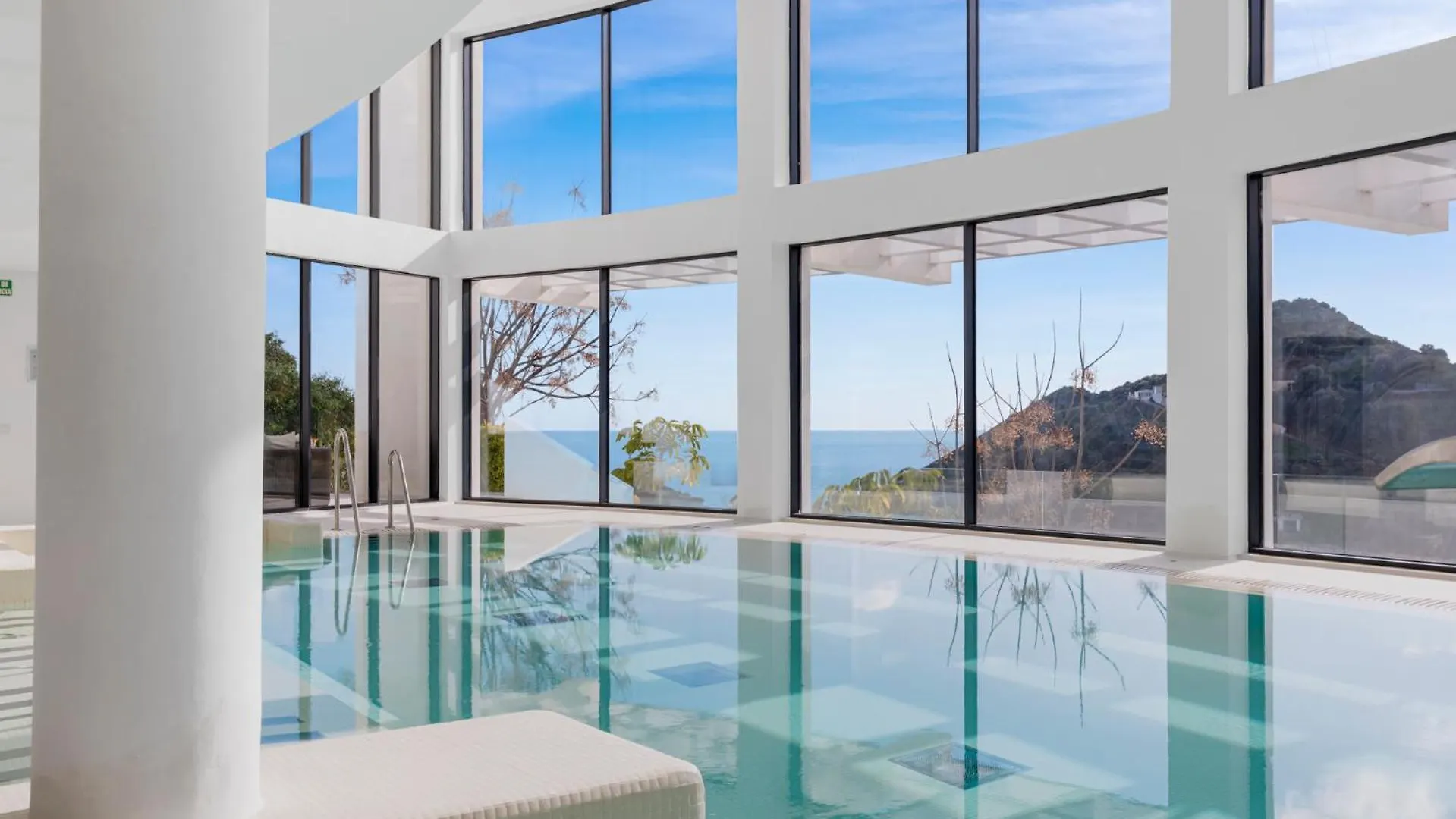 Hillside Flat With Pool In Palo Alto By Costarentals - Ref M49 Marbella Spain